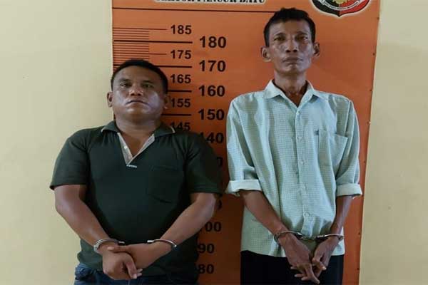 BAWA : Syamsul Arifin dan Irianto Thomas ditangkap polisi ketahuan membawa 114 bal ganja kering.