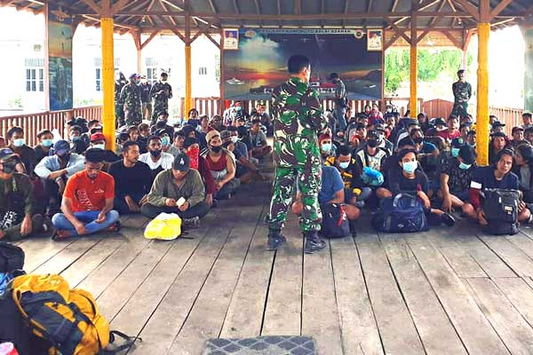 TKI ILEGAL: TNI AL kembali mengamankan 124 TKI ilegal yang berlabuh di dermaga liar di Labura, Rabu (13/5) malam. fachril/sumut pos