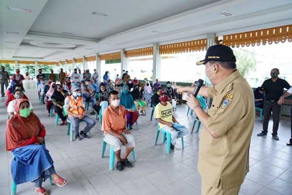 ARAHAN: Wali Kota Tebingtinggi Umar Zunaidi Hasibuan saat memberikan pengarahan kepada pihak Kantor Pos dan masyarakat penerima BST.