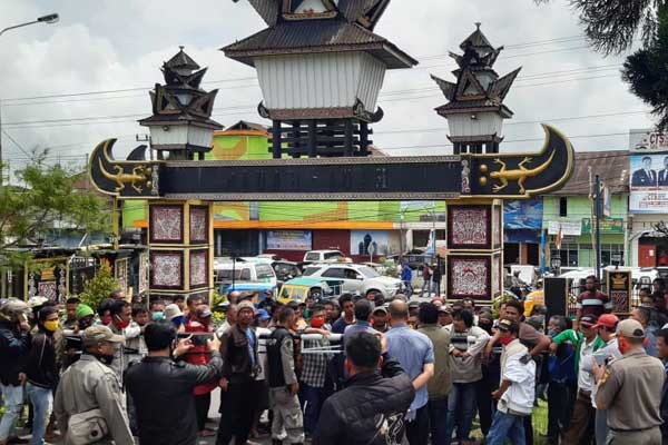 DEMO: Ratusan abang becak saat menggelar aksi unjuk rasa di depan Kantor Bupati Dairi di Jalan Sisingamangaraja Sidikalang, Selasa (12/5). RUDY SITANGGANG/SUMUT POS