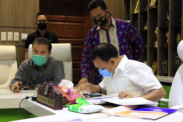 RUPS: Wali Kota Binjai, HM Idaham mengikuti RUPS Tahunan dan RUPS LB PT Bank Sumut Tahun Buku 2019 melalui video conference di ruang Binjai Command Center (BCC), Kamis (14/5). tedi/sumutpos