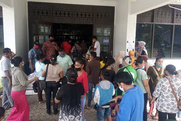 GERUDUK: Warga menggeruduk Kantor Dinsos Medan di Jalan Pinangbaris (TB Simatupang), Jumat (8/5), kemarin.
