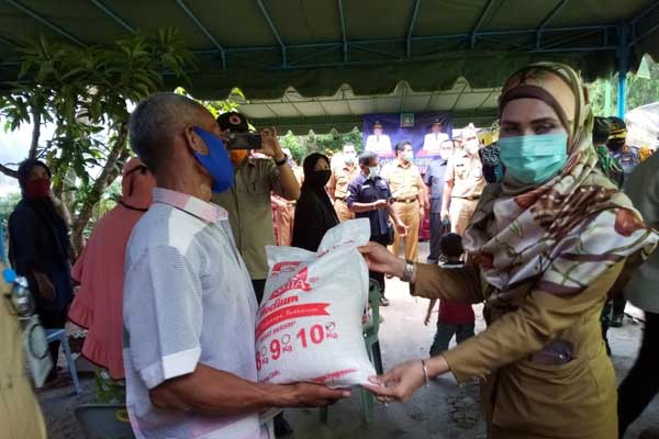 BANSOS: Kadis Sosial saat menyalurkan Bansos warga miskin terdampak Covid 19. ILYAS EFFENDY/ SUMUT POS