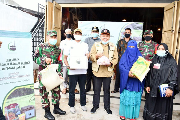 BAGIKAN: Yayasan Ar Risalah Ar Khairiyah Tanjung Morawa bersama GTPP Covid-19 Sergai membagikan 550 paket sembako kepada warga di lima desa, Sabtu (9/5). SURYA/SUMUT POS