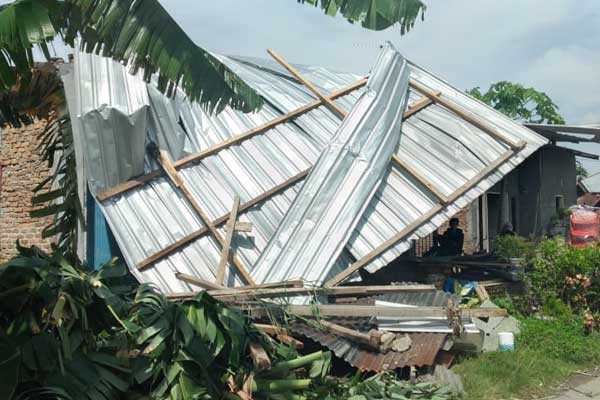 ROBOH: Atap dan bangunan rumah warga roboh diterjang angin puting yang terjadi di beberapa kecamatan di Kabupaten Deliserdang, Senin (11/5).