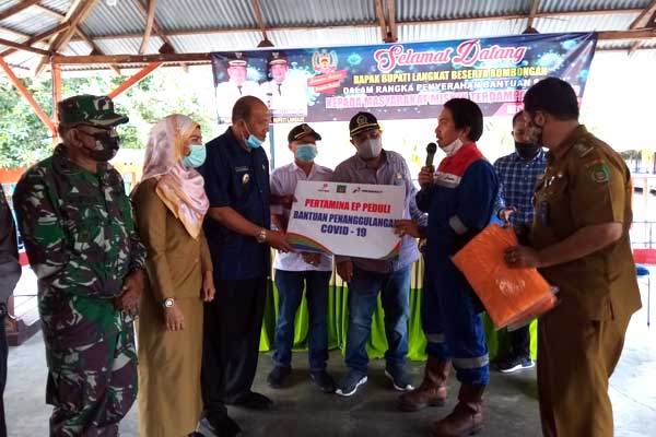 TERIMA: Wakil Bupati Langkat, Syah Afandin terima 1.000 masker dari menejer Pertamina EP Pangkalansusu, M.Luthfi, Senin (11/5). ILYAS EFFENDY/ SUMUT POS