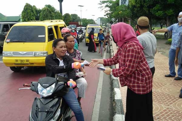 Kadisdik Binjai, Sri Ulina Ginting saat bagikan masker dan takjil di depan Balai Kota, Jalan Jenderal Sudirman, Kelurahan Kartini, Binjai Kota