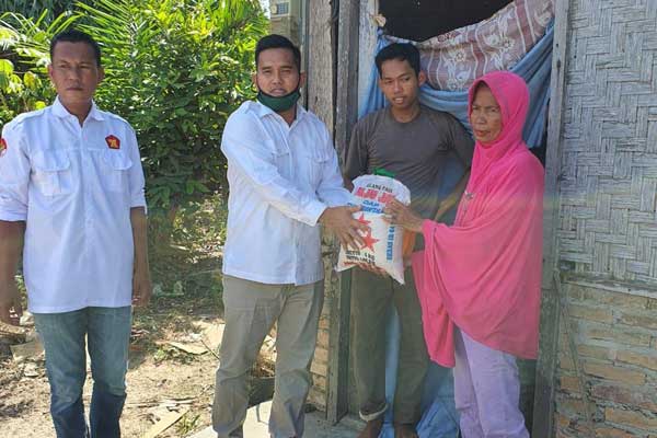 BERIKAN BANTUAN: Anggota DPRD Sergai Ilham Ritonga saat memberikan bantuan sembako kepada warga kurang mampu terdampak virus corona, Selasa (5/5).