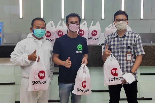 DUKUNGAN: Paket makanan dari merchant GoFood ‘Chicken Crush’ disampaikan kepada para tenaga medis di RS Bunda Thamrin. Inisiatif ini merupakan bagian dari dukungan Gojek dan mitranya kepada Para ‘Pahlawan’ Tenaga Kesehatan di Garis Depan Covid-19.