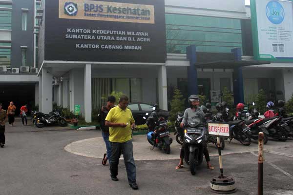 BPJS: Sejumlah warga berjalan di depan kantor BPJS Kesehatan, Jalan Karya Medan.