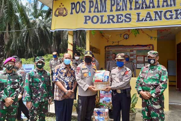 SERAHKAN: Kapoldasu Irjen Martuani Sormin memberikan paket bantuan sembako kepada personel Polsek Besitan. ILYAS EFFENDY/SUMUT POS