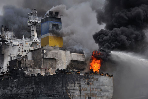 Kapal tanker MT Jag Leela yang sedang docking, terbakar di galangan kapal milik PT Waruna Shipyard Indonesia, Kecamatan Medan Belawan, Kota Medan, Senin (11/5) pagi.