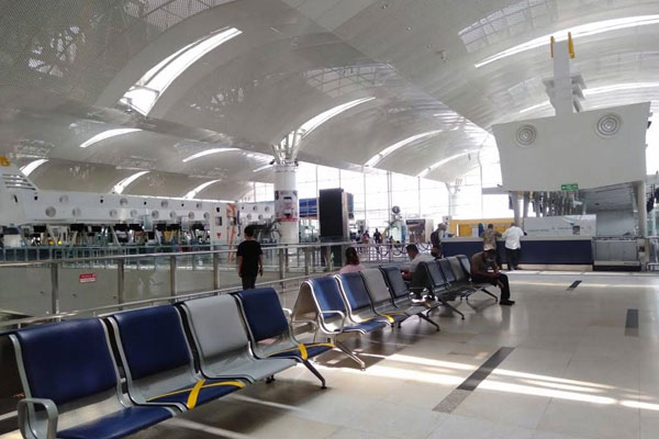 SEPI: Bandara Kualanamu tampak sepi, Minggu (10/5), setelah izin penerbangan kembali diberikan. Penumpang yang boleh terbang wajib membawa sejumlah berkas.