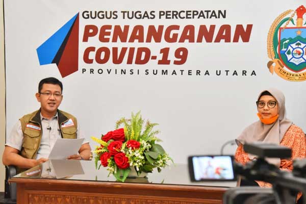 TEMU PERS: Ketua Tim Laboratorium Pemeriksaan Covid-19 RS USU, dr Dewi Indah Sari Siregar bersama Jubir GTTP Covid-19 Sumut Mayor Kes dr Whiko Irwan D SpB, Kamis (7/5).