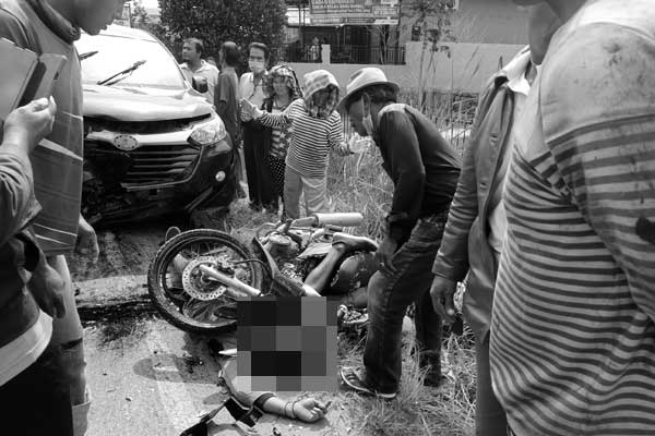 DITABRAK: Korban Carlos Tambunan tewas dan Juan Manurung luka-luka usai ditabrak mobil Avanza di Desa Tampubolon.