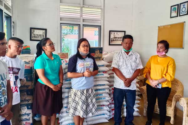 BANTUAN: Relawan saat menyerahkan bantuan ke Desa Napitupulu Kabupaten Laguboti, belum lama ini.