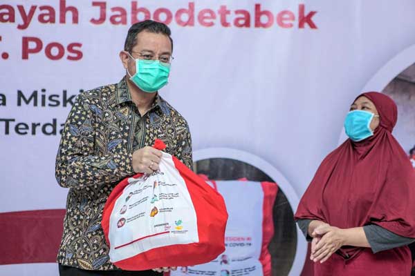 BANSOS: Menteri Sosial (Mensos) Juliari Batubara saat memberikan bantuan sosial kepada warga di Jakarta, belum lama ini.