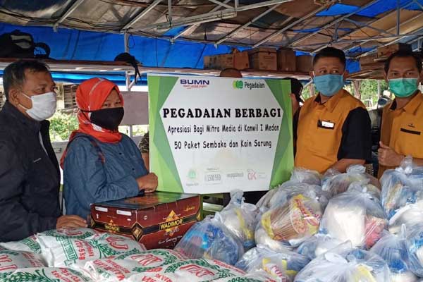 BANTUAN: Pemimpin Wilayah PT Pegadaian (Persero) Kanwil I Medan, Edwin Soeharto Inkiriwang saat menyerahkan bantuan ke jurnalis di Medan, Kamis (30/4).