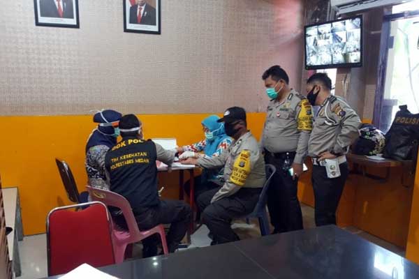 RAPID TEST: Personel Polsek Medan Kota menjalani rapid test massal.