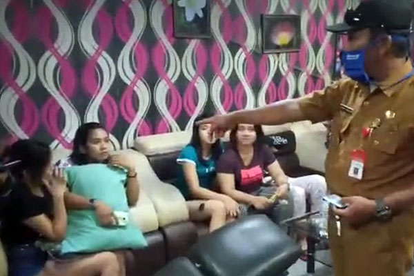 GEREBEK: Muspika menggerebek Salon Devada di Jalan Sumatera, Medan Belawan, Minggu (10/5).