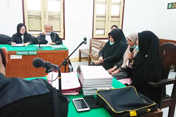SIDANG: Hayatun Nufus, Evi Gustina, dan Sy, Ibu adik dan anak terdakwa Zuraida Hanum memberikan kesaksian dalam kasus pembunuhan Hakim PN Medan Jamaluddin di PN Medan, Rabu (27/5).