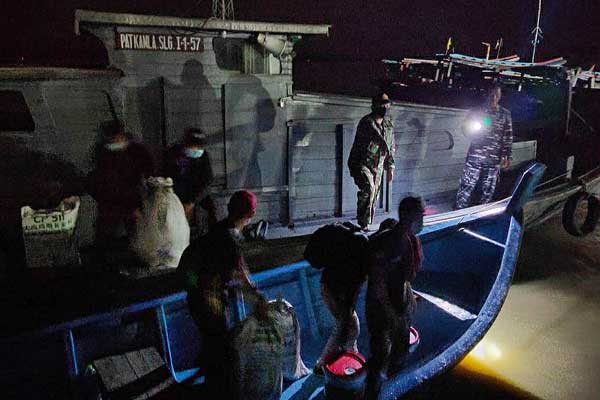 ist EVAKUASI: Personel TNI AL mengevakuasi Puluhan TKI Ilegal dari Malaysia saat tiba di perairan sungai Asahan dengan menggunakan kapal, Senin (4/5)malam.