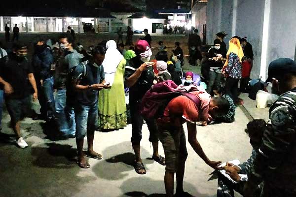 PEMERIKSAAN: Sebanyak 119 TKI Ilegal menjalani pemeriksaan kesehatan saat tiba di Pelabuhan Boom, Tanjungtiram, Kabupan Batubara, Minggu (3/5) malam.
