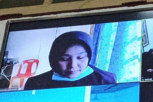 MENANGIS: Zuraida Hanum (layar monitor), istri yang juga terdakwa otak pembunuhan suaminya, hakim Jamaluddin, menangis dalam sidang di PN Medan, Rabu (17/6). Dalam sidang mendengarkan pledoi, terdakwa mengaku menyesal.