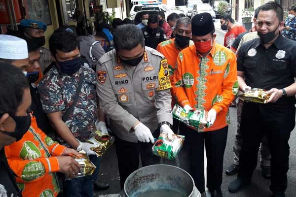 REBUS: Kapolrestabes Medan Kombes Pol Riko Sunarko memusnahkan 35 kg sabu dengan cara direbus, Jumat (12/6).