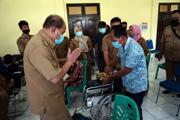 BANTUAN: Wali Kota Tebingtinggi Umar Zunaidi Hasibuan didampingi Kadis Sosial M Syah Irwan MKes memberikan bantuan kepada penyandang disabilitas di Kecamatan Bajenis.