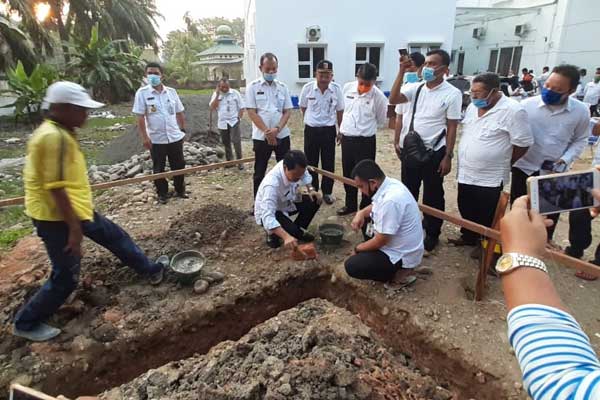BATU PERTAMA: Bupati Langkat diwakili Sekdakab Indra Salahuddin meletakan batu pertama pembangunan musala di halaman Disdukcapil Langkat, Rabu (17/6). ILYAS EFFENDY/SUMUT POS.
