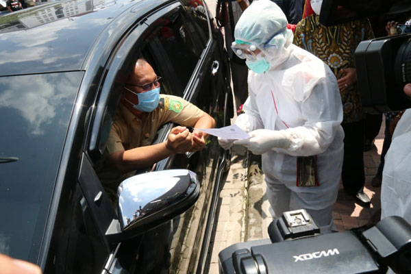 RAPID TEST: Plt Wali Kota Medan Akhyar Nasution mengikuti rapid test di RS USU, Selasa (9/6).