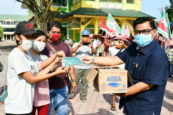 BANTUAN: Tim GTPP Covid-19 Sergai Dinkes Sergai memberikan bantuan alat kesehatan dan logistik kepada para petani, saat menuju keberangkatannya ke Jakarta, Sabtu (27/6).
