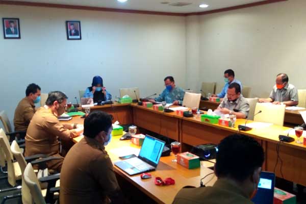 RDP: Suasana RDP Komisi E DPRD Sumut dengan jajaran Dinas Kesehatan Sumut membahas refocusing anggaran tahap II di Dinkes Sumut, di Gedung DPRD Sumut, Medan, Senin (22/6). Pran Hasibuan/Sumut Pos.