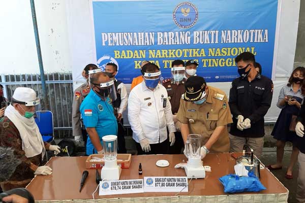 MUSNAHKAN: BNNK Tebingtinggi bersama Wali Kota Tebingtinggi Umar Zunaidi Hasibuan memusnahkan barang bukti 678,74 gram sabu.