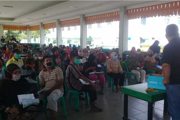 BERKERUMUN: Para KPM berkerumun menunggu panggilan untuk pencairan BST tahap II di Kantor Pos Tebingtinggi.