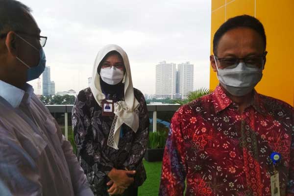 BERSAMA: CEO Regional I Sumatera Wono Budi Tjahyono (kanan) bersama rekan kerja.