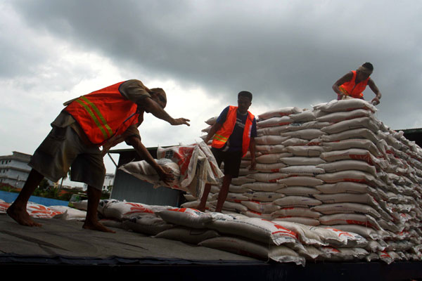BULOG: Pekerja mengangkat beras dari Bulog untuk mencukup kebutuhan masyarakat di Sumatera Utara, beberapa waktu lalu.