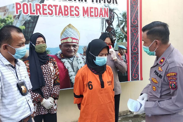 INTEROGASI: Kapolsek Medan Timur, Kompol M Arifin saat interogasi oknum bidan yang membobol ATM temannya, Jumat (19/6).M IDRIS/SUMUT POS.