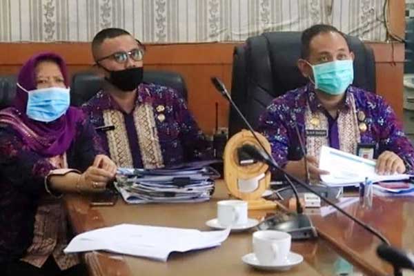 BERSAMA: Sekdako Binjai, Mahfullah Daulay (dua dari kanan) saat mengikuti vidkon bersama Kepala BPJS Kesehatan Binjai, Thomas Hamonangan. teddy/ SUMUT POS