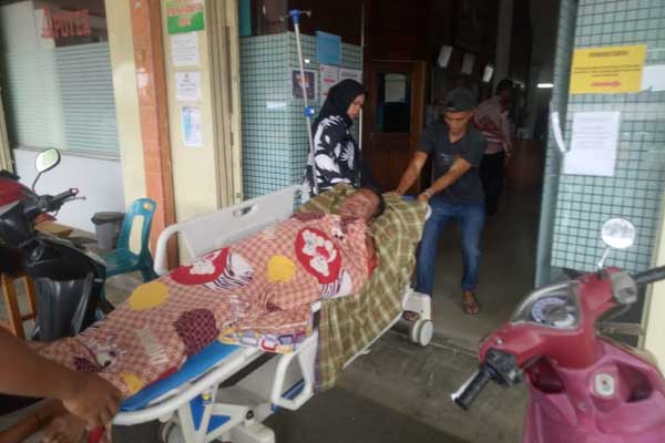 DIRAWAT: Rizky Nur ham menjalani perawatan tenaga medis setelah gagal mencoba bunuh diri.
