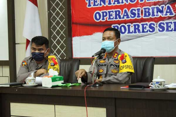 SAMBUTAN: Kapolres Sergai AKBP Robin Simatupang memberikan sambutan pada pelatihan pra Ops Bina Karuna Toba 2020, Senin (15/6). Surya /Sumut Pos