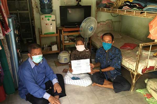 SERAP ASPIRASI: Anggota DPRD Sumut Fraksi PKS, Jumadi saat menyerap langsung ke rumah keluarga Asna dan Tumirin di Kelurahan Glugur Darat, Kec. Medan Timur, Jumat (5/6).