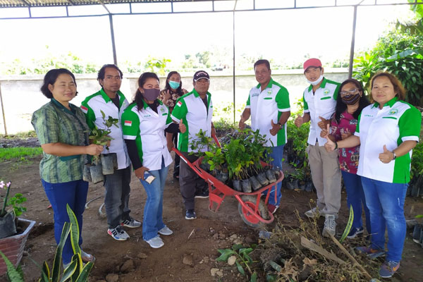 PENGHIJAUAN: Tim DPD Walantara Kabupaten Karo diabadikan di sela-sela penanaman pohon untuk penghijauan di daera aliran sungai, Desa Kuta Mbaru, Kecamatan Tiganderket, Kamis (25/6) siang.SOLIDEO/SUMUT POS.