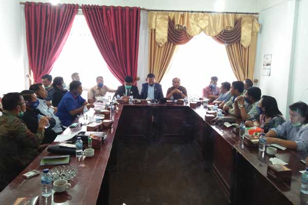 DPRD-Dairi-Terima-Kunjungan-Konsultasi-DPRD-Karo,-Toba-Serta-Tapteng KONSULTASI: Wakil Ketua DPRD Dairi, Halvensius Tondang, Wan September Situmorang serta Ketua Fraksi Nasdem DPRD Dairi, Nasib Marudur Sihombing saat menerima kunjungan konsultasi anggota DPRD Toba serta DPRD Tapteng, Jumat (5/6). RUDY SITANGGANG/SUMUT POS