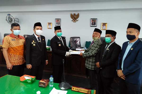 REKOMENDASI: Bupati Dairi, Eddy Keleng Ate Berutu didampingi Wabup, Jimmy AL Sihombing, Sekda, Leonardus Sihotang menerima rekomendasi DPRD terkait LKPj Bupati tahun 2019 dari Ketua DPRD, Sabam Sibarani digedung dewan jalan Sisingamangara Sidikalang, Jumat (5/6).