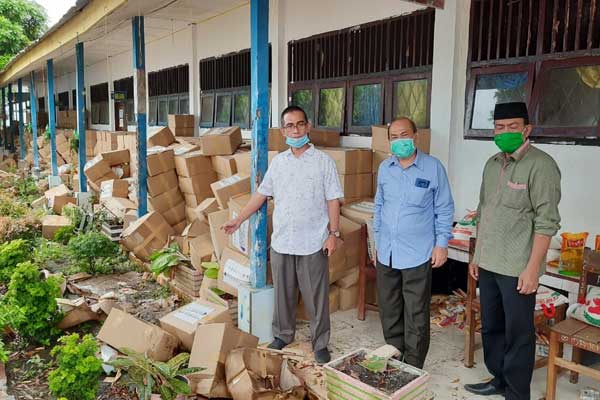 SIDAK: Anggota DPRD Sumut Dapil Sumut V, Ahmad Hadian (kiri), Yahdi Khoir Harahap dan Darwin melakukan sidak dan menemukan paket sembako dari pemprov tidak diperlakukan secara profesional oleh GTPP Covid-19 Batu Bara, yang hanya diletakkan di selasar SMA Negeri 1 Jl. Sei Suka Batu Bara, Minggu (31/5).