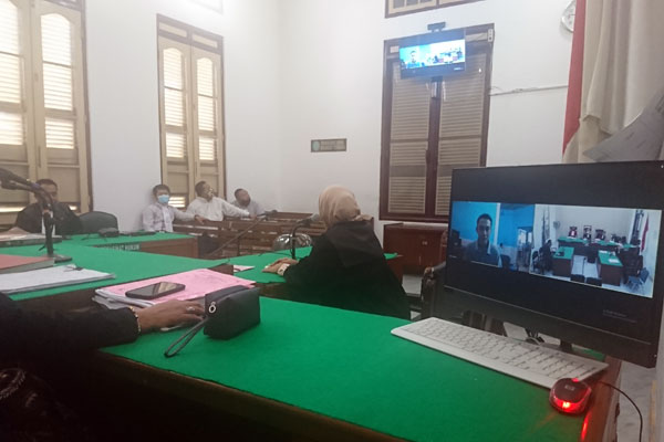 SIDANG: Taufik HM (layar monitor) menjalani sidang dakwaan dalam kasus dugaan korupsi dana sosialisasi di PN Medan, Kamis (25/6).