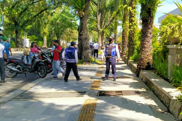 TERTIBKAN: Petugas Dishub Kota Medan saat menertibkan parkir liar di Jalan Kartini Medan, Kamis (25/6).