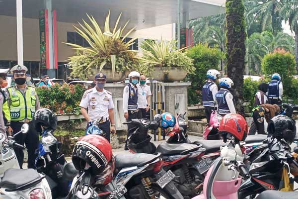 TERTIBKAN: Kadishub Medan, Iswar bersama personelnya saat menertibkan sepedamotor yang parkir liar di Jalan RA Kartini Medan, Selasa (16/6).  markus/sumutpos